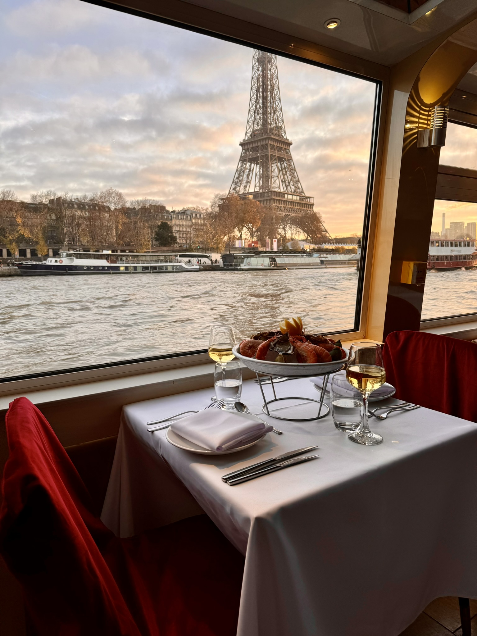 diner-romantique-croisiere-sur-la-seine-face-a-la-tour-eiffel