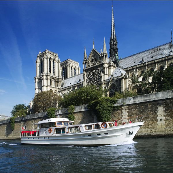 bateau-yacht-de-paris-cachemire-tribord-vue-notre-dame