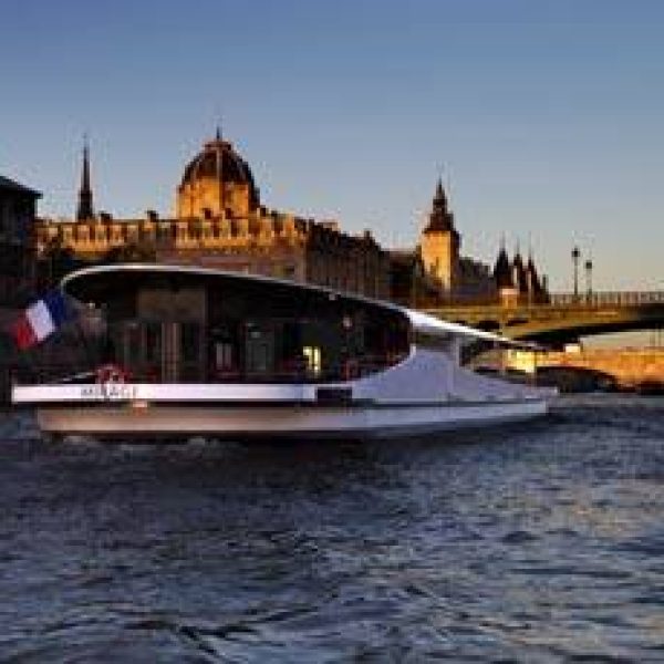 1-bateau-yachts-de-paris-mirage-croisiere-vue-sur-le-louvre