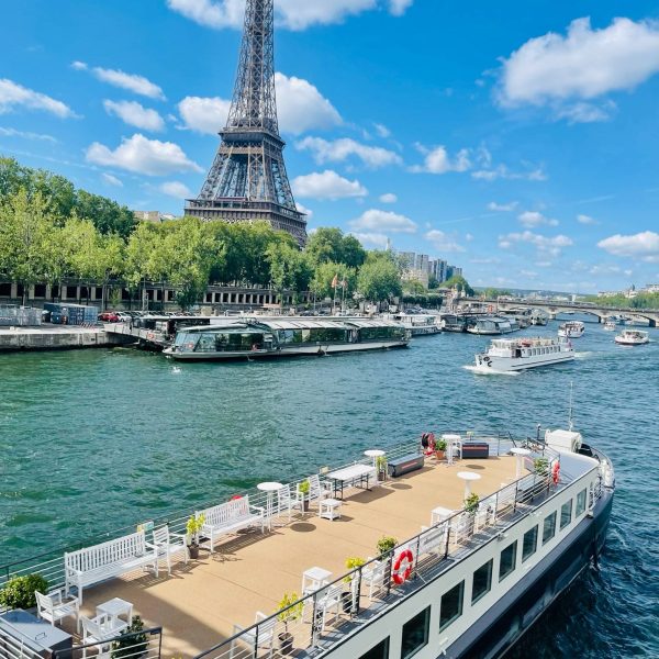 peniche-bleu-seine-le-chansonnier-face-a-la-tour-eiffel