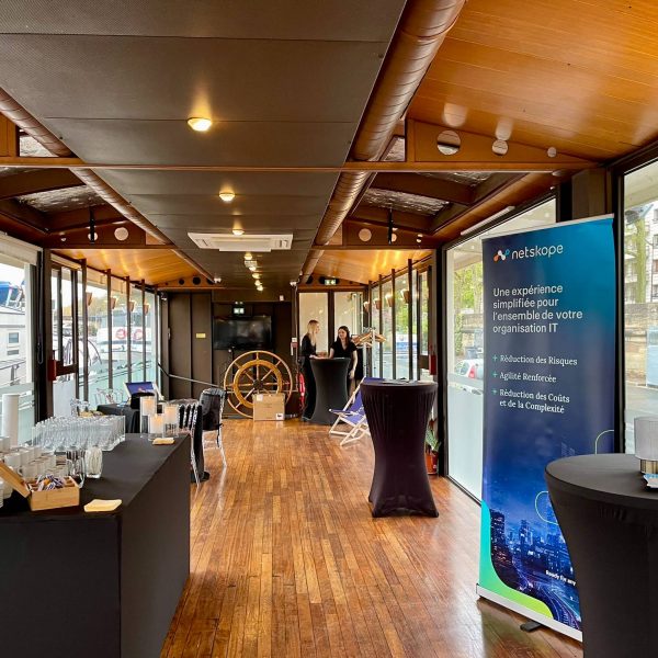 1-peniche-bleu-seine-le-dauphin-salle-de-reception-petit-dejeuner