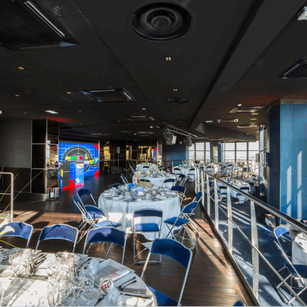 1-rooftop-espace-56-montparnasse-repas-assis-vue-sur-paris