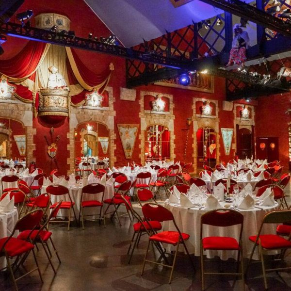 1-salle-musee-des-arts-forains-paris-repas-assis-mariage