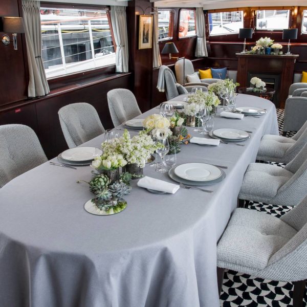 bateau-yacht-de-paris-cachemire-repas-assis-fleurs