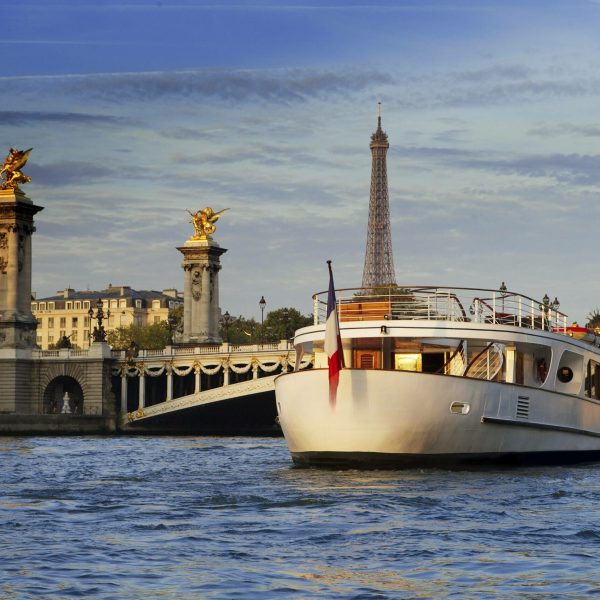 bateau-yacht-de-paris-excellence-croisiere-sur-la-seine-tour-eiffel