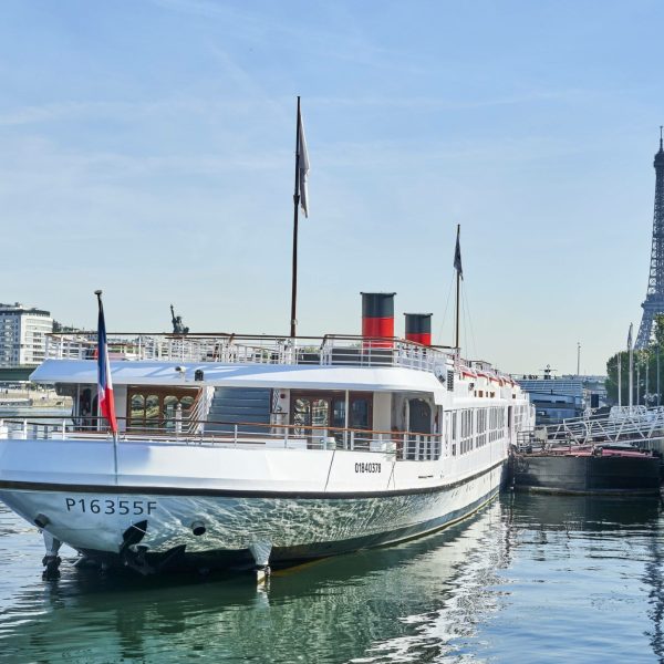 bateau-yacht-de-paris-paquebot-vue-sur-la-tour-eiffel