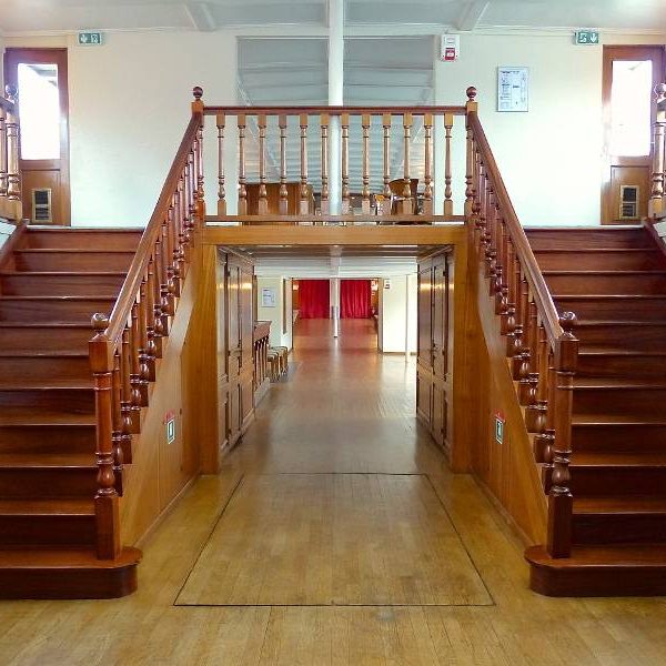 peniche-bateaux-de-paris-belle-vallee-interieur-salle