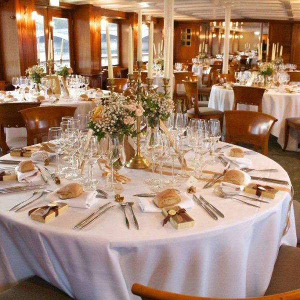 peniche-bateaux-de-paris-belle-vallee-repas-assis-lieu-de-reception