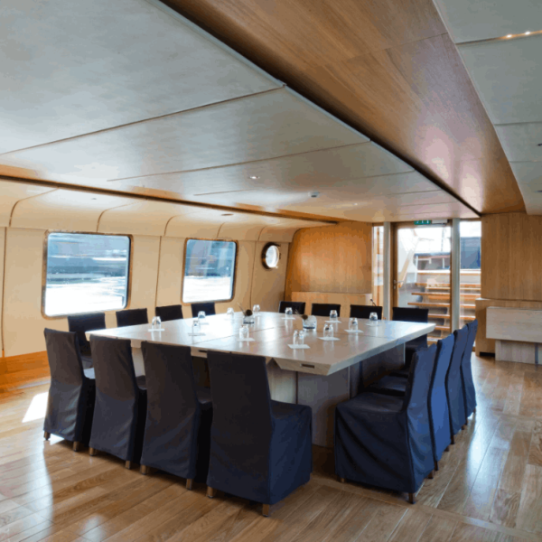 peniche-bateaux-parisiens-le-bretagne-salle-de-reunion