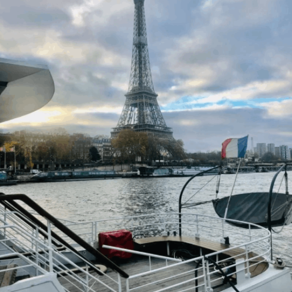 peniche-bateaux-parisiens-le-bretagne-terrasse-face-a-la-tour-eiffel