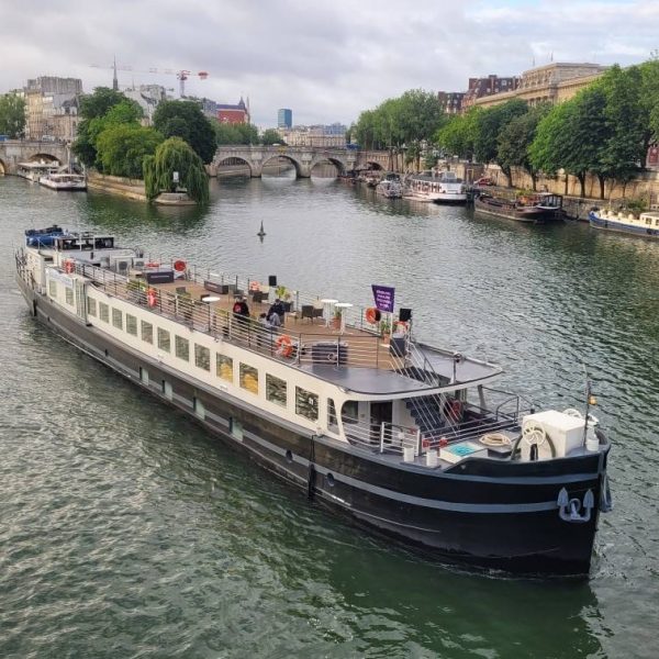 peniche-bleu-seine-le-chansonnier-pont-de-paris-terrasse