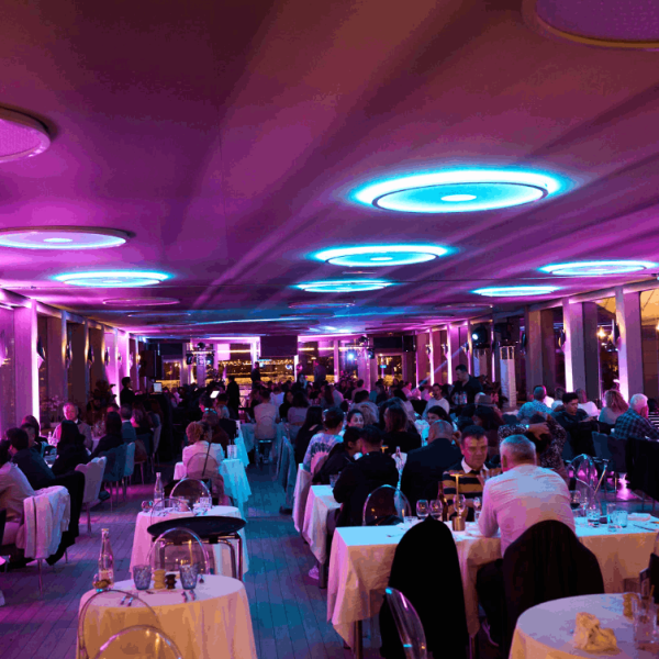 peniche-diamant-bleu-bateau-restaurant-repas-assis