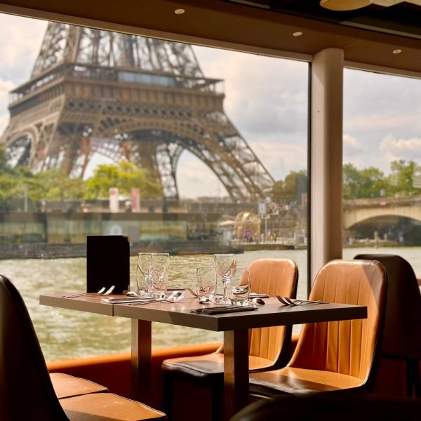 peniche-eiffel-croisieres-ivoire-dejeuner-face-a-la-tour-eiffel
