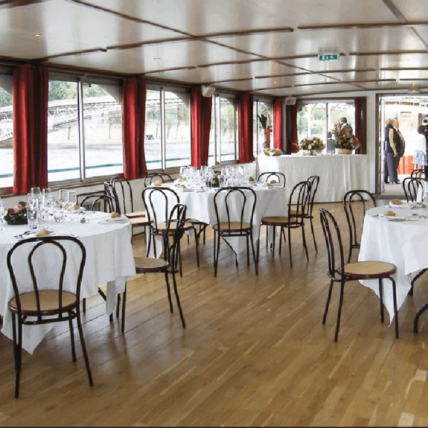 peniche-paris-canal-la-guepe-buissonniere-repas-assis-lieu-de-reception