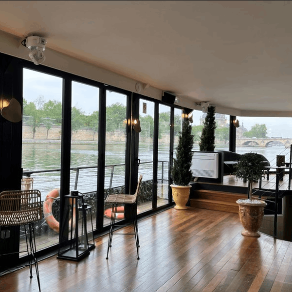 peniche-paris-canal-lescale-bleue-salle-de-reception-sur-la-seine