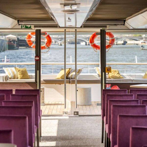 peniche-paris-seine-le-saphir-interieur-bateau-vue-sur-la-seine