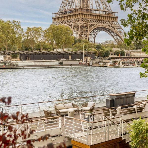peniche-paris-seine-montebello-terrasse-face-a-la-tour-eiffel