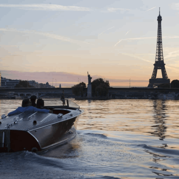 peniche-riva-paris-croisiere-privee-vue-sur-la-tour-eiffel