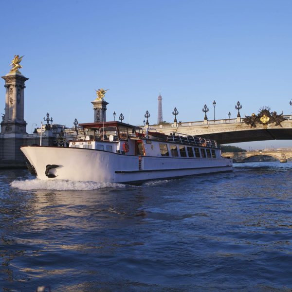 peniche-yacht-de-paris-acajou-croisiere-sur-la-seine-pont-alexandre-3